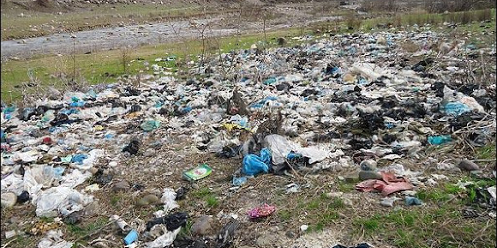 انباشت زباله‌های روستای خمیران انزلی بلای جان ساکنان محله