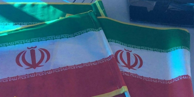 توزیع پرچم افتخار کشورمان در راهپیمایی 22 بهمن یزد